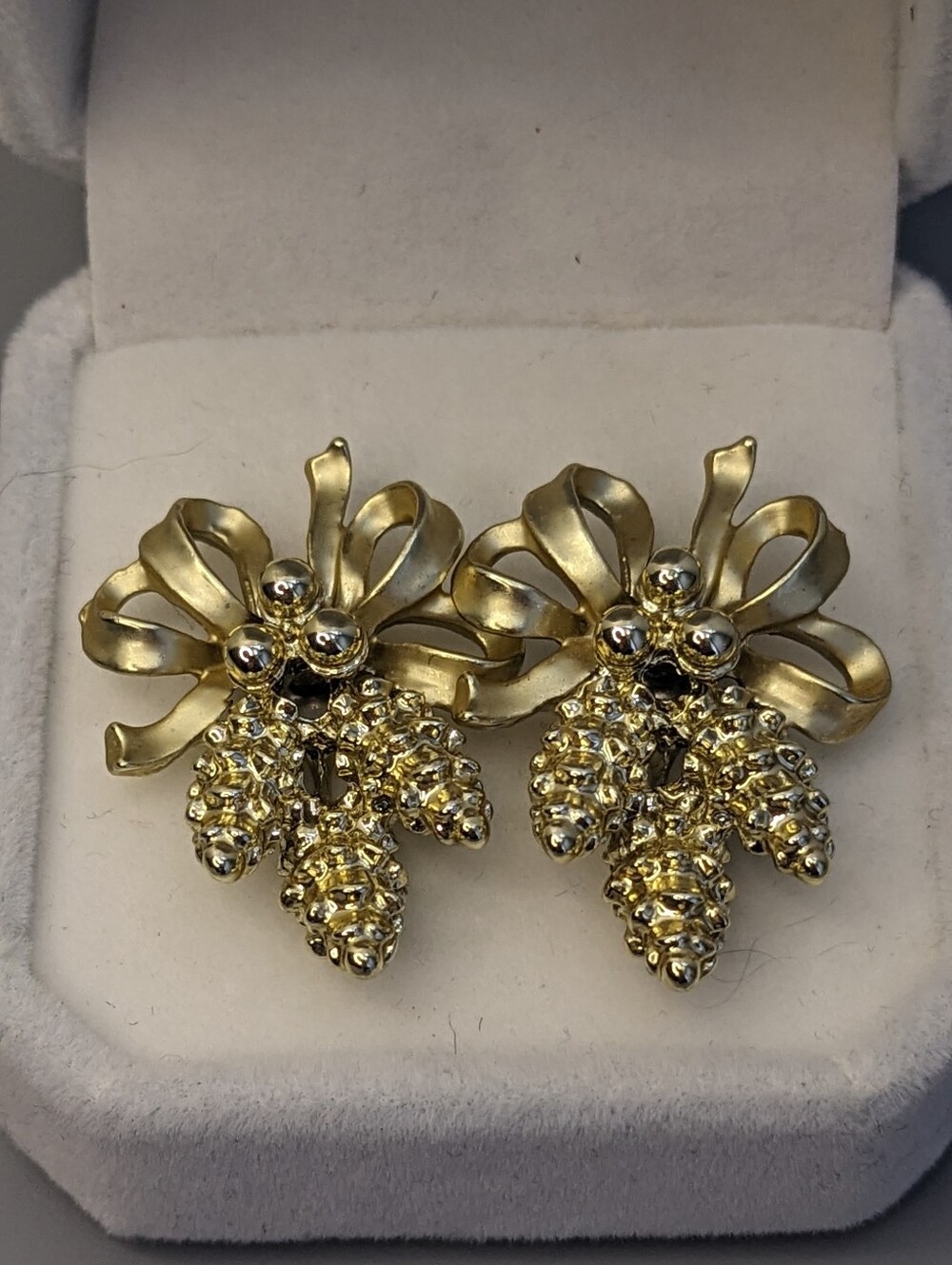 Vintage Gold Tone Bow And Berry Drop Earrings Push Back Pierced 1.25" 1950s EUC